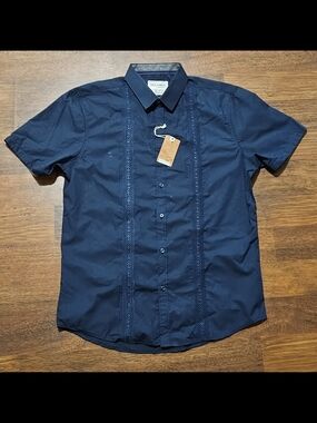 NWT OUTLANDER short-sleeve dress shirt SIZE LARGE COLOR BLUE LL37D RV$60